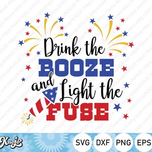 Pode incluir: Gráfico digital com o texto "Drink the BOOZE and Light the FUSE" em preto, azul e vermelho. O design inclui fogos de artifício, estrelas e um fogo de artifício, ideal para celebrações patrióticas. Inclui formatos de arquivo SVG, DXF, PNG e EPS.