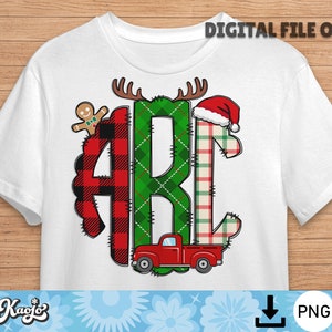 Könnte beinhalten: Weißes T-Shirt mit einem weihnachtlichen Monogramm-Design. Die Buchstaben A, B und C sind mit festlichen Mustern und Elementen verziert, darunter ein Lebkuchenmann, ein Weihnachtsmannhut und ein roter LKW. Der Text "DIGITAL FILE ONLY" ist oben aufgedruckt.