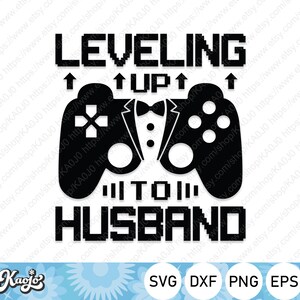 Könnte beinhalten: Schwarzweißes Pixel-Art-Design mit einem Videospiel-Controller, einem Smoking und dem Text "LEVELING UP TO HUSBAND". Das Design enthält auch den Text "SVG DXF PNG EPS".