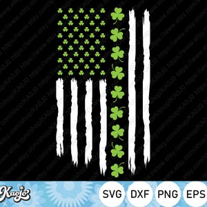 Può includere: Una bandiera americana bianca usurata con motivi di trifoglio verde sui lati sinistro e destro. I trifogli sono disposti in linea verticale su ciascun lato della bandiera.