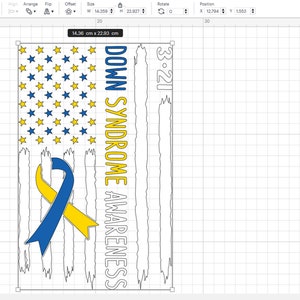 Może przedstawiać: Cyfrowy projekt amerykańskiej flagi z ż&oacute;łtymi i niebieskimi gwiazdami oraz ż&oacute;łto-niebieską wstążką. Tekst "DOWN SYNDROME AWARENESS" jest napisany pionowo po prawej stronie flagi. Data "3-21" jest napisana po prawej stronie flagi.
