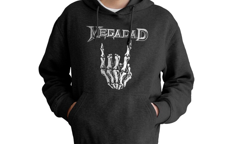 Może przedstawiać: Szara bluza z kapturem z nadrukiem nazwy zespołu "Megadeth" w kolorze białym na przodzie. Logo zespołu przedstawia białą szkieletową dłoń wykonującą gest rock and roll.