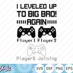 Può includere: Design digitale in bianco e nero con il testo "I leveled up to big bro! Again" e controller di gioco pixelati. Il testo "Player 1 Player 2 Player 3 Joining" è sotto i controller. Il design è per un download digitale in formato SVG, DXF, PNG ed EPS.