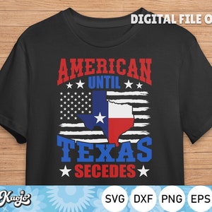 Puede incluir: Camiseta negra con un diseño de bandera estadounidense blanca, roja y azul. El texto "American Until Texas Secedes" está impreso en la camiseta.