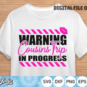 Op de afbeelding: Een wit T-shirt met een roze en zwarte afbeelding met de tekst "WARNING Cousins Trip In Progress".