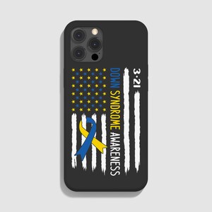 Może przedstawiać: Czarne etui na telefon z wzorem biało-niebieskiej flagi amerykańskiej. Flaga ma ż&oacute;łto-niebieską wstążkę w środku. Tekst "DOWN SYNDROME AWARENESS" jest napisany pionowo po prawej stronie flagi. Data "3.21" jest napisana w prawym g&oacute;rnym rogu.