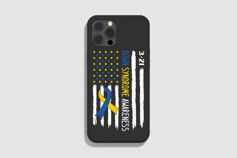 Może przedstawiać: Czarne etui na telefon z wzorem biało-niebieskiej flagi amerykańskiej. Flaga ma ż&oacute;łto-niebieską wstążkę w środku. Tekst "DOWN SYNDROME AWARENESS" jest napisany pionowo po prawej stronie flagi. Data "3.21" jest napisana w prawym g&oacute;rnym rogu.