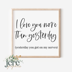 Ik hou meer van je dan gisteren Gisteren kreeg je op mijn zenuwen SVG | Grappige paren zeggen SVG | Valentijnsdag teken SVG | Romantische SVG