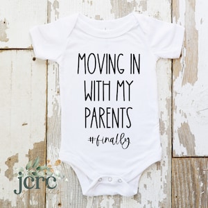 Intrekken bij mijn ouders SVG | Hallo ik ben nieuw hier SVG | Nieuw kind in de stad SVG | Nieuwe baby-svg | Pasgeboren SVG | Babyrompertje | Babyshower cadeau