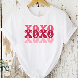 Retro XOXO SVG | Retro Love svg | Liefs svg | Retro Valentijnsdag Shirt svg | So Loved svg | Love Vibes svg | Zich geliefd voelen svg
