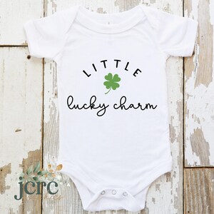 Pequeño amuleto de la suerte SVG / Lindo diseño del Día de San Patricio para niños / Perfecto para sublimación, serigrafía, transferencias DTF, HTV / Archivo de corte digital