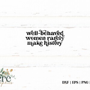 Peut inclure: Un fond en bois blanc avec du texte noir qui dit "well-behaved women rarely make history". Le texte est dans un style de police r&eacute;tro. En dessous du texte se trouve un logo qui dit "jcrc graphics".
