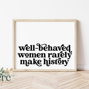 Peut inclure: Une impression encadr&eacute;e avec une citation en noir et blanc qui dit "well-behaved women rarely make history".