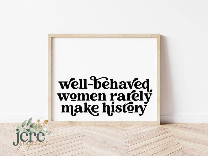 Peut inclure: Une impression encadr&eacute;e avec une citation en noir et blanc qui dit "well-behaved women rarely make history".