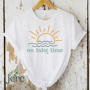 On Lake Time SVG | Perfect retro zomershirtontwerp voor makers | Ideaal voor sublimatie, zeefdruk of DTF-overdracht | Digitaal snijbestand