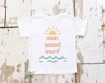 Diseño de camiseta retro de verano con diseño de sol, arena y surf SVG/Archivo de corte digital