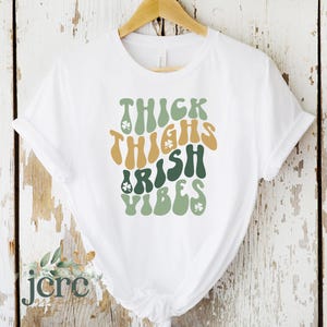Vibes irlandaises épaisses de cuisses SVG | Conception rétro de la Saint-Patrick | Parfait pour la sublimation, la sérigraphie, les transferts DTF, HTV | Fichier numérique