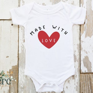 Made With Love SVG | Liebe svg | Valentinstag Baby svg | Baby Body svg | Valentinstag Shirt svg | Baby Shower Geschenk | Neues Baby Shirt
