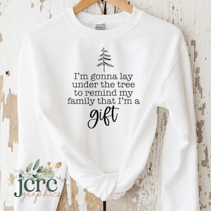 Ik ga onder de boom liggen om mijn familie eraan te herinneren dat ik een cadeau ben SVG | Kerstshirt-svg | Grappig kerstshirt, png PNGEgg | Kerstbord svg