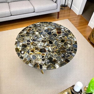 Mesa de centro redonda de piedra de ágata negra con decoración moderna de mediados de siglo con parte superior de consola de piedras preciosas
