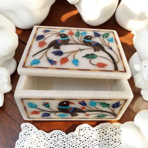 Weißer Marmor Schmuck Aufbewahrungsbox Halb Edelstein Inlay Arbeit Vogel Design Pietra Dura Handmade Einzigartiges Hochzeitsgeschenk