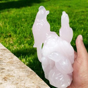 Estatua de pájaro de cuarzo rosa tallada a mano: decoración de cristal curativo (18 cm de alto)