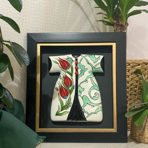 Handgjord keramisk kaftankonst, turkisk kaftanväggdekor, ottomansk tulpandesign, unik keramisk väggbonad, present till konstälskare