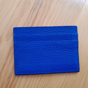 オリジナルのブルーレザーカードホルダー。