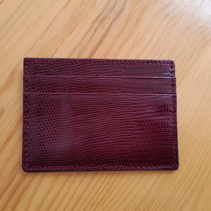 オリジナルの赤い革製カードホルダー。