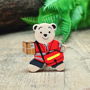 Regalo de cartero, regalo de agradecimiento postie hecho a mano, insignia de oso de peluche del trabajador postal, pequeño regalo de oso pintado de madera, pequeño regalo, regalo hecho a mano en el Reino Unido