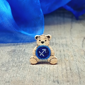Pin de Sagitario, insignia de signo zodiacal hecha a mano, regalo del zodiaco, cumpleaños de noviembre, cumpleaños de diciembre, joyería astrológica, broche de osito de peluche pequeño