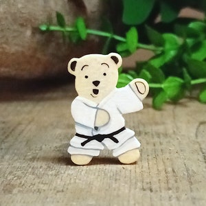Cadeau arts martiaux, épingle faite main ours de taekwondo, cadeau ceinture noire de karaté, cadeau judo jiu-jitsu, insigne ours en peluche, cadeau d'anniversaire peint à la main