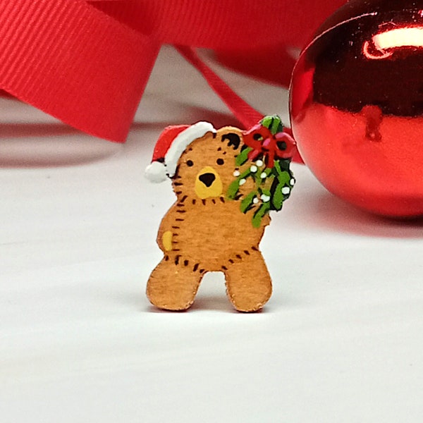 Épingle gui, insigne d'ours de Noël fait main, petite broche de Noël, cadeau sur le thème de Noël, insigne de petit ours en peluche, petit ours en bonnet de noel