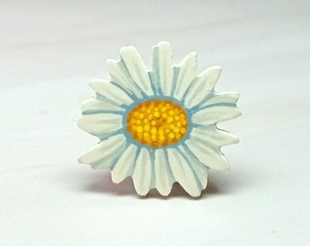 Épingle de marguerite, broche de marguerite faite à la main, cadeau de marguerite, fleur de naissance d’avril, cadeau d’anniversaire d’avril, fleur blanche, insigne de fleurs sauvages, petite fleur en bois