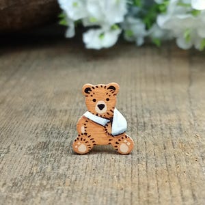 小さな左腕骨折クマのピン、手作りの腕骨折ギフト、小さなお見舞いギフト、手首骨折の元気づけギフト、テディベア骨折バッジ