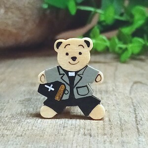 Pin o imán para refrigerador hecho a mano con el nombre de vicario y oso bíblico, regalo de agradecimiento para el nuevo ministro vicario, insignia de madera pintada a mano para la ordenación del pastor