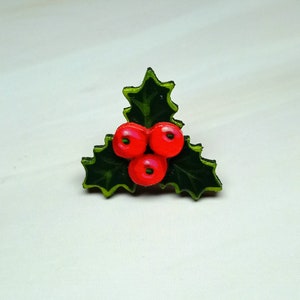 Holly Brooch, Handmade Christmas Themed Gift, Holly Berry Badge Pin, December Birthday Gift, Birth Flower Gift, Christmas Outfit Accessory