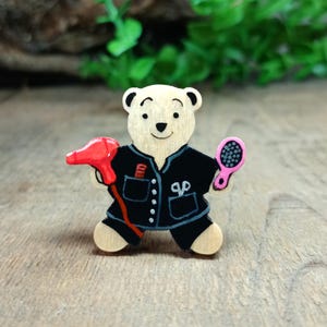 Pin de peluquero, insignia de oso de peluquero hecha a mano, broche de osito de peluche, regalo de agradecimiento para peluquero, regalo personalizado, imán para nevera