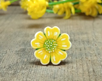 Boterbloem handgemaakte pin, vriendschapscadeau, kleine gele bloem, handgeschilderde bloemenbroche, cadeau voor vriend, geschilderde kleine wilde bloemenpin