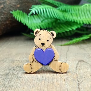 Broche de oso de corazón morado, regalo morado hecho a mano, bonita insignia de osito de madera, broche pintado a mano, regalo de te amo, recuerdo funerario, te amo morado