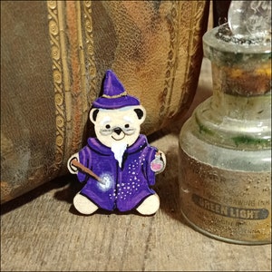 Insignia de mago, pin de oso mago hecho a mano, regalo para niño, regalo para niña, favores de fiesta temática de mago, broche de oso de peluche personalizado, pequeño regalo