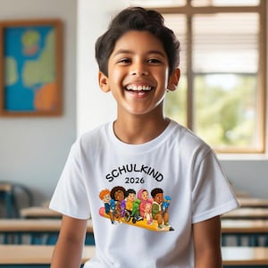 Könnte beinhalten: Ein weißes T-Shirt mit dem Text "SCHULKIND 2026" in Schwarz, mit einer bunten Illustration von Kindern. Das T-Shirt wird von einem lächelnden Kind getragen. Die Illustration zeigt Kinder verschiedener Ethnien auf einem gelben Bleistift.