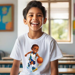 Pode incluir: Uma criança sorrindo usando uma camiseta branca com uma ilustração de desenho animado de um jogador de basquete driblando uma bola. O jogador está usando um uniforme azul e amarelo. O fundo é uma sala de aula.