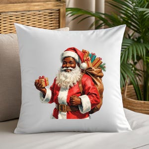 Könnte beinhalten: Weißes Kissen mit einer Darstellung des Weihnachtsmanns mit brauner Haut, der einen roten Anzug mit weißem Besatz und einen passenden Hut trägt. Er trägt einen Geschenkesack und hält ein kleines Geschenk. Ein festliches Urlaubsthema.