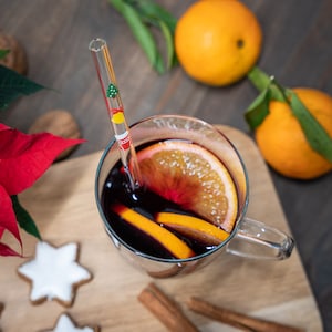 Nachhaltige Glastrinkhalme mit Farbmotiven