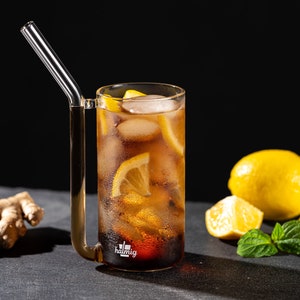 Glas mit integriertem Strohhalm