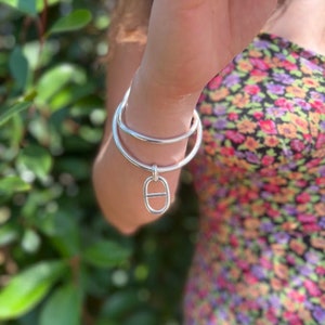 Silver plated T4 marine mesh bangle. Choose the size of the bangle and the color of the pompom!
