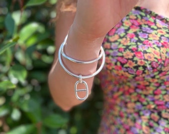 T4 marineblauwe mesh-armband in verzilverd. Kies de maat van de armband en de kleur van de pompon!