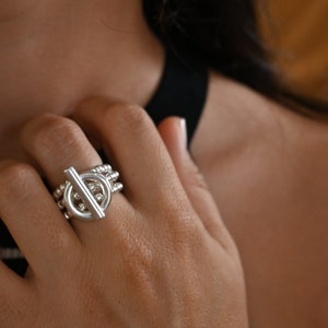 Théa ring Three row pearl ring with small toggle clasp charm 10 micron silver plated Mounted on elastic image 1