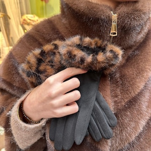 Leopard print faux fur gloves, in black or beige. The perfect accessory for winter, warm and comfortable. Ideal as a gift.